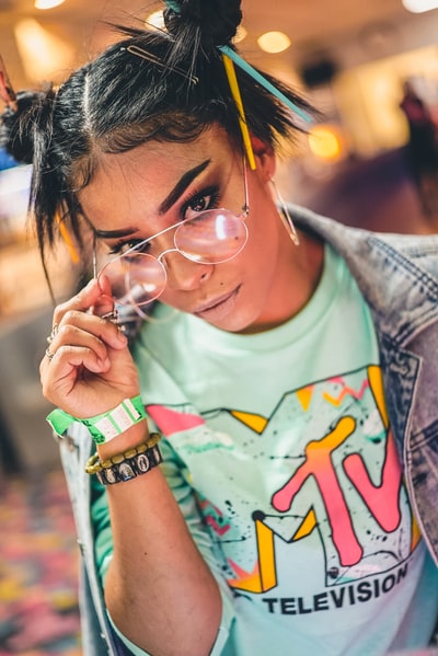女性戴眼镜的选择性聚焦摄影